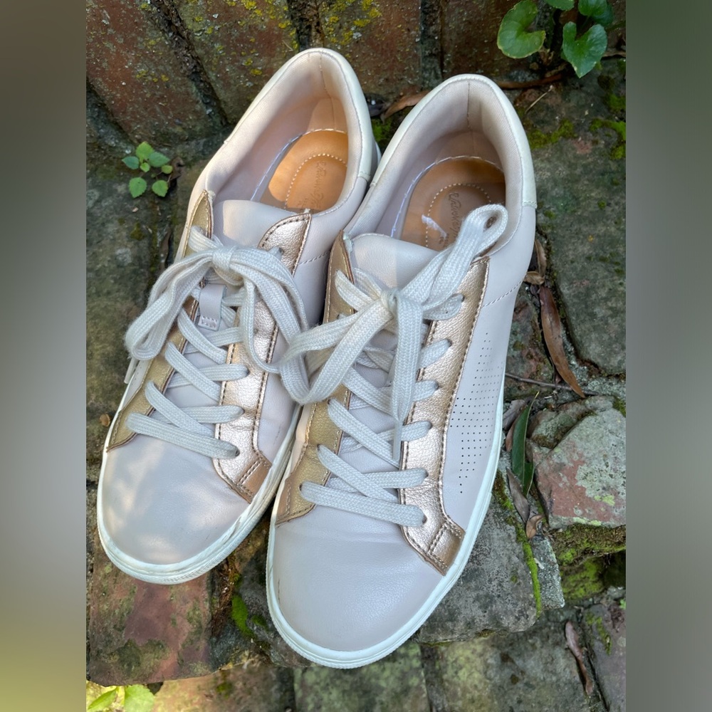 UNIVERSAL THREAD Pale Pink & Gold Tennis Shoes 8.5
